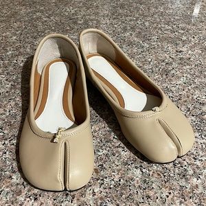 Tabi leather ballet flats